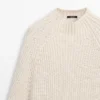 Strickcape mit Schlitzdetails