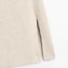 Strickcape mit Schlitzdetails