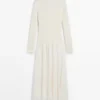 Strickkleid mit passenden Details Strickkleid mit passenden Details
