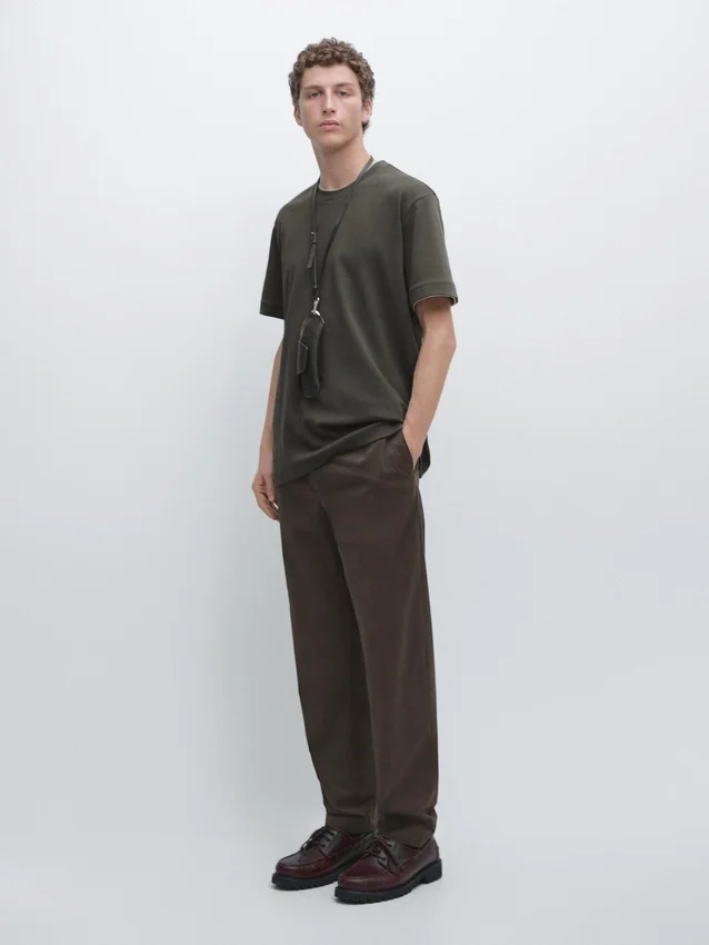 T-Shirt aus 100 % Baumwolle mit kontrastierendem Ausschnitt T-Shirt aus 100 % Baumwolle mit kontrastierendem Ausschnitt