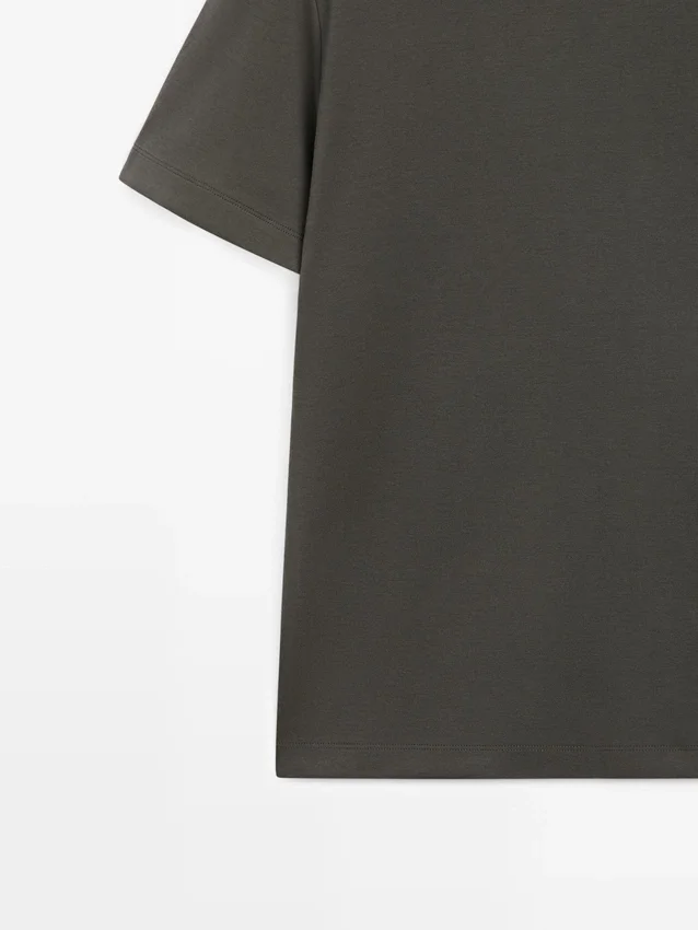T-Shirt aus 100 % Baumwolle mit kontrastierendem Ausschnitt T-Shirt aus 100 % Baumwolle mit kontrastierendem Ausschnitt