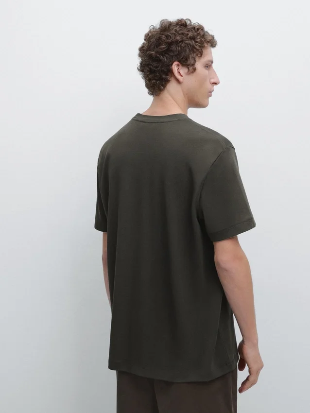 T-Shirt aus 100 % Baumwolle mit kontrastierendem Ausschnitt T-Shirt aus 100 % Baumwolle mit kontrastierendem Ausschnitt