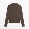 T-Shirt mit Trichterkragen T-Shirt mit Trichterkragen
