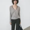 T-Shirt mit V-Ausschnitt und Spitzendetail T-Shirt mit V-Ausschnitt und Spitzendetail