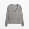 T-Shirt mit V-Ausschnitt und Spitzendetail T-Shirt mit V-Ausschnitt und Spitzendetail