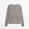 T-Shirt mit V-Ausschnitt und Spitzendetail T-Shirt mit V-Ausschnitt und Spitzendetail