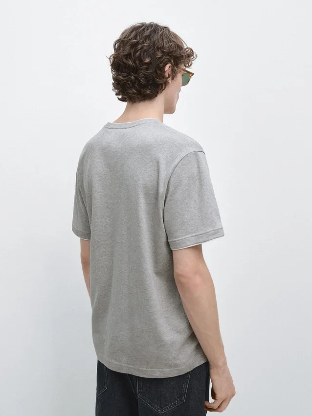 T-Shirts aus 100 % Baumwolle mit kontrastierendem Detail T-Shirts aus 100 % Baumwolle mit kontrastierendem Detail