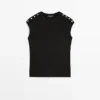 T-Shirts mit überschnittenen Ärmeln und Knopfdetails T-Shirts mit überschnittenen Ärmeln und Knopfdetails