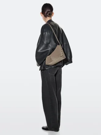 Tasche aus Spaltleder mit Nietenverzierung