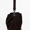 Tasche aus Spaltveloursleder mit Ösen Tasche aus Spaltveloursleder mit Ösen