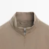 Wasserabweisende Daunenjacke mit hohem Kragen Wasserabweisende Daunenjacke mit hohem Kragen