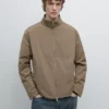 Wasserabweisende Daunenjacke mit hohem Kragen Wasserabweisende Daunenjacke mit hohem Kragen