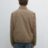 Wasserabweisende Daunenjacke mit hohem Kragen Wasserabweisende Daunenjacke mit hohem Kragen