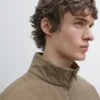 Wasserabweisende Daunenjacke mit hohem Kragen Wasserabweisende Daunenjacke mit hohem Kragen