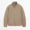 Wasserabweisende Daunenjacke mit hohem Kragen Wasserabweisende Daunenjacke mit hohem Kragen