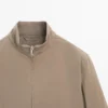 Wasserabweisende Daunenjacke mit hohem Kragen Wasserabweisende Daunenjacke mit hohem Kragen