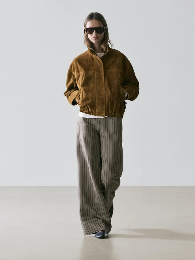 Weit geschnittene Hose mit gestreiften Details Weit geschnittene Hose mit gestreiften Details