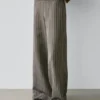Weit geschnittene Hose mit gestreiften Details Weit geschnittene Hose mit gestreiften Details