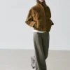 Weit geschnittene Hose mit gestreiften Details Weit geschnittene Hose mit gestreiften Details