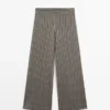 Weit geschnittene Hose mit gestreiften Details Weit geschnittene Hose mit gestreiften Details