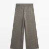 Weit geschnittene Hose mit gestreiften Details Weit geschnittene Hose mit gestreiften Details