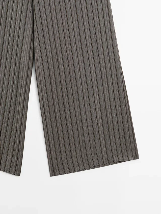 Weit geschnittene Hose mit gestreiften Details Weit geschnittene Hose mit gestreiften Details