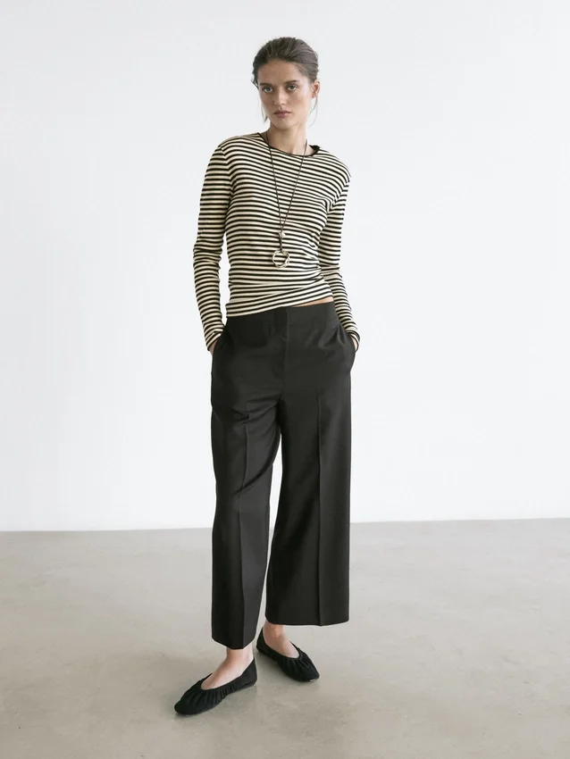 Weit geschnittene, verkürzte Stretch-Woll-Hose Weit geschnittene, verkürzte Stretch-Woll-Hose