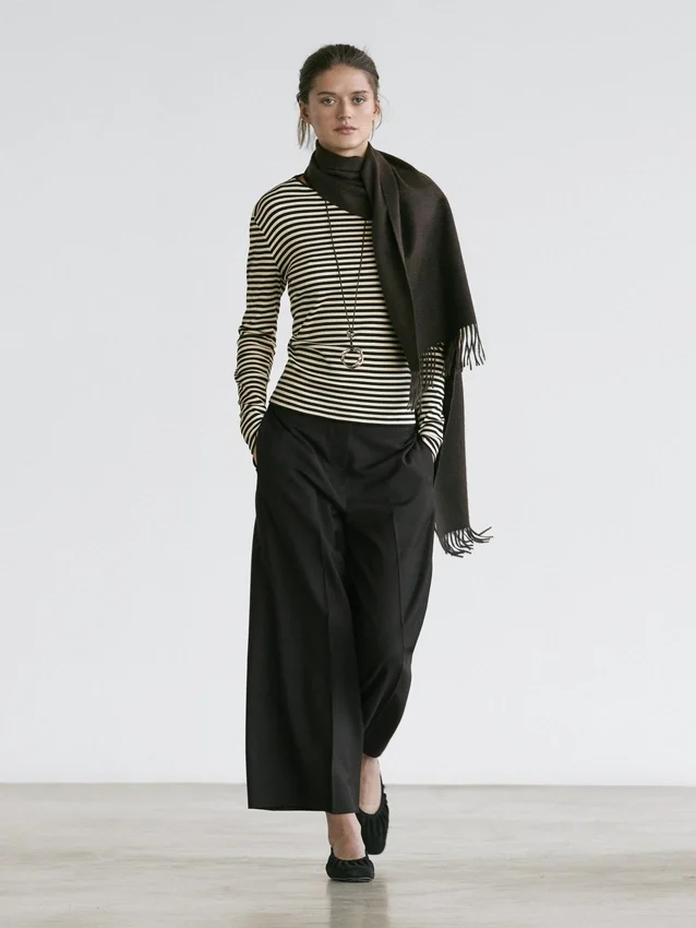 Weit geschnittene, verkürzte Stretch-Woll-Hose Weit geschnittene, verkürzte Stretch-Woll-Hose