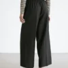 Weit geschnittene, verkürzte Stretch-Woll-Hose Weit geschnittene, verkürzte Stretch-Woll-Hose