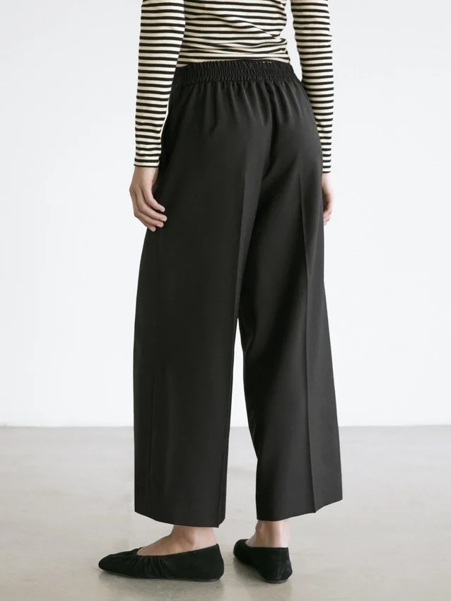 Weit geschnittene, verkürzte Stretch-Woll-Hose Weit geschnittene, verkürzte Stretch-Woll-Hose