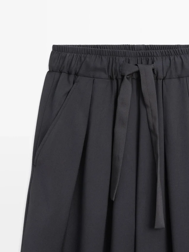 Weite Plissee-Hose mit weitem Bein Weite Plissee-Hose mit weitem Bein