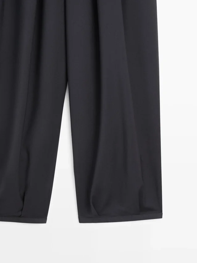 Weite Plissee-Hose mit weitem Bein Weite Plissee-Hose mit weitem Bein
