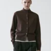 Woll-Cardigan mit hohem Kragen Woll-Cardigan mit hohem Kragen