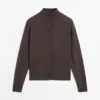 Woll-Cardigan mit hohem Kragen Woll-Cardigan mit hohem Kragen